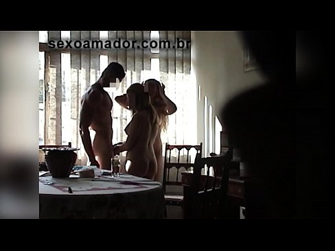 ❤️ Sexu-lagunek gizon erraldoi bat eta hirukote batera gonbidatzen dituzte berarekin ❤️ Porno gurean eu.serviporno.ru ❌️❤