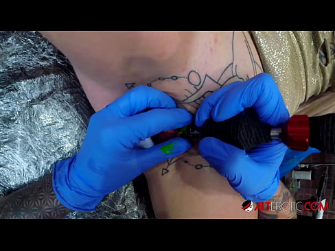 ❤️ Sully Savage-k izugarri tatuatu zuen klitorian tatuaje bat egin zuen ❤️ Porno gurean eu.serviporno.ru ❌️❤